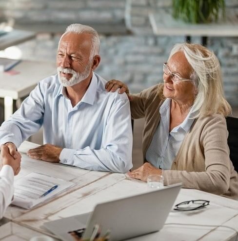 imgi_28_feliz-pareja-ancianos-dandose-mano-agente-seguros-despues-acu imgi_28_feliz-pareja-ancianos-dandose-mano-agente-seguros-despues-acu