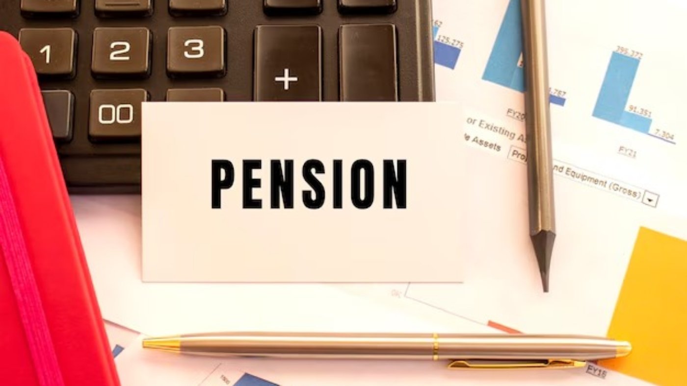 imgi_74_pension-texto-tarjeta-blanca-lapiz-metal-calculadora-graficos-financieros-concepto-financiero_284815-4851