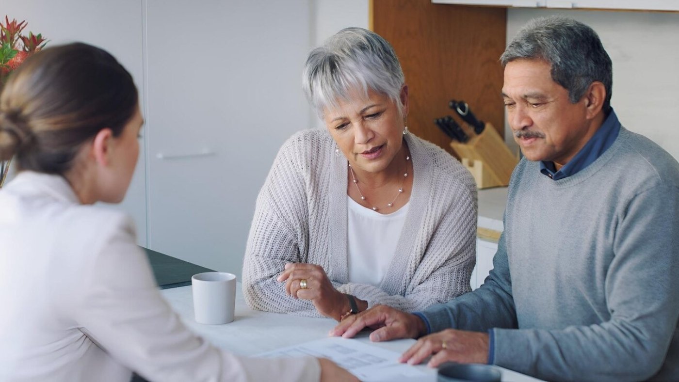imgi_7_fotografia-pareja-mayores-reuniendose-consultor-discutir-papeleo-casa_1176719-2448